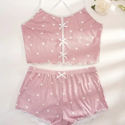 طقم بيجاما نسائي صيفي مريح بطبعة قلب – كامي قصيرة وشورت بحواف ريش وقوس أنيق